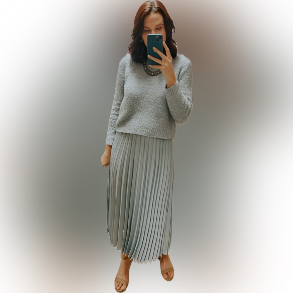 Women's Pleated Skirt Set in Light Blue Gray